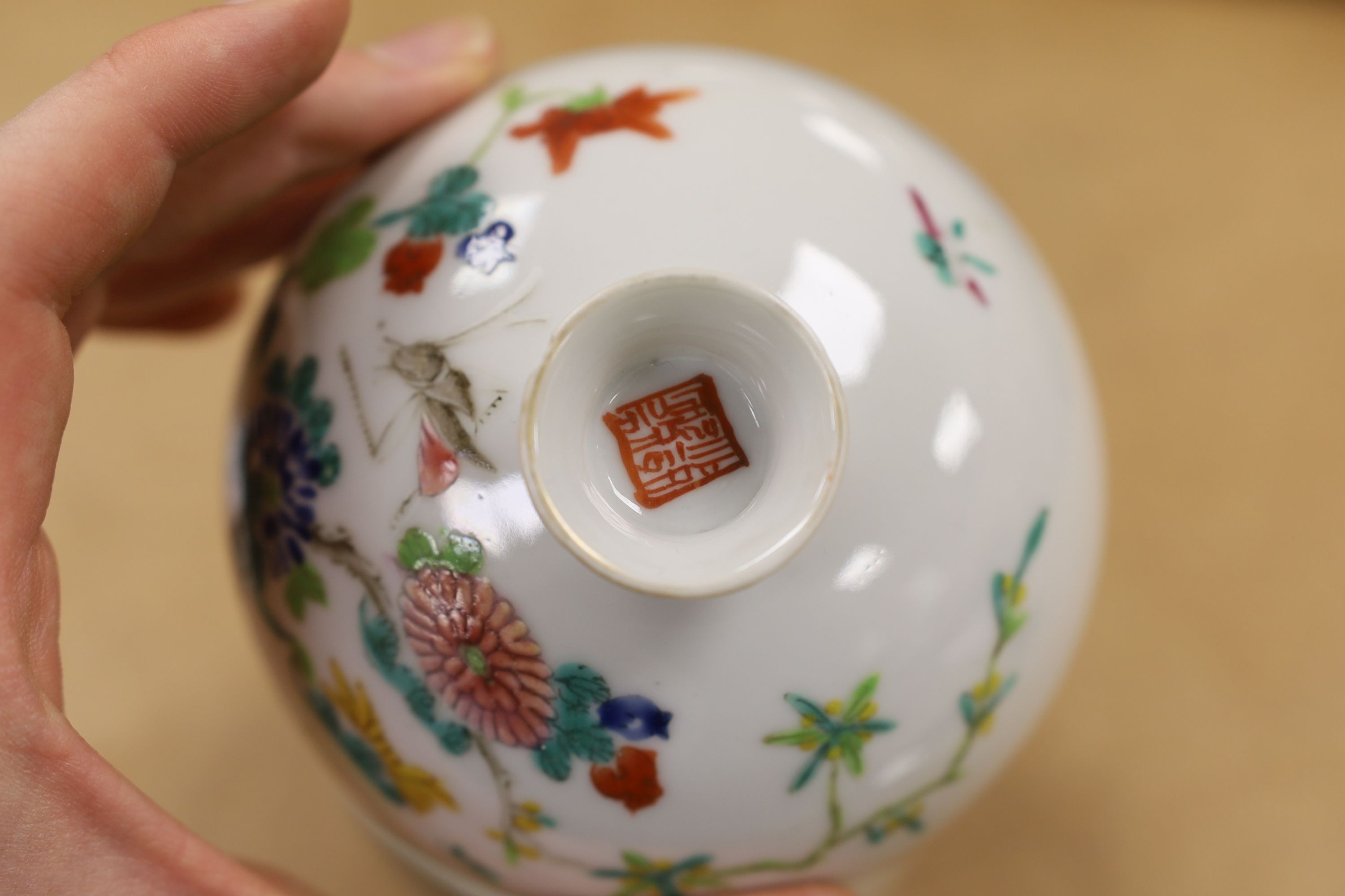 A Chinese famille rose chupu and a bowl, late 19th century, and a cloisonne parasol handle, 23cm long